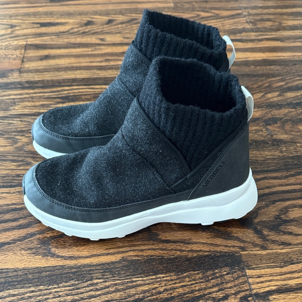 Merrell Women’s Black and White Cozy Boots
